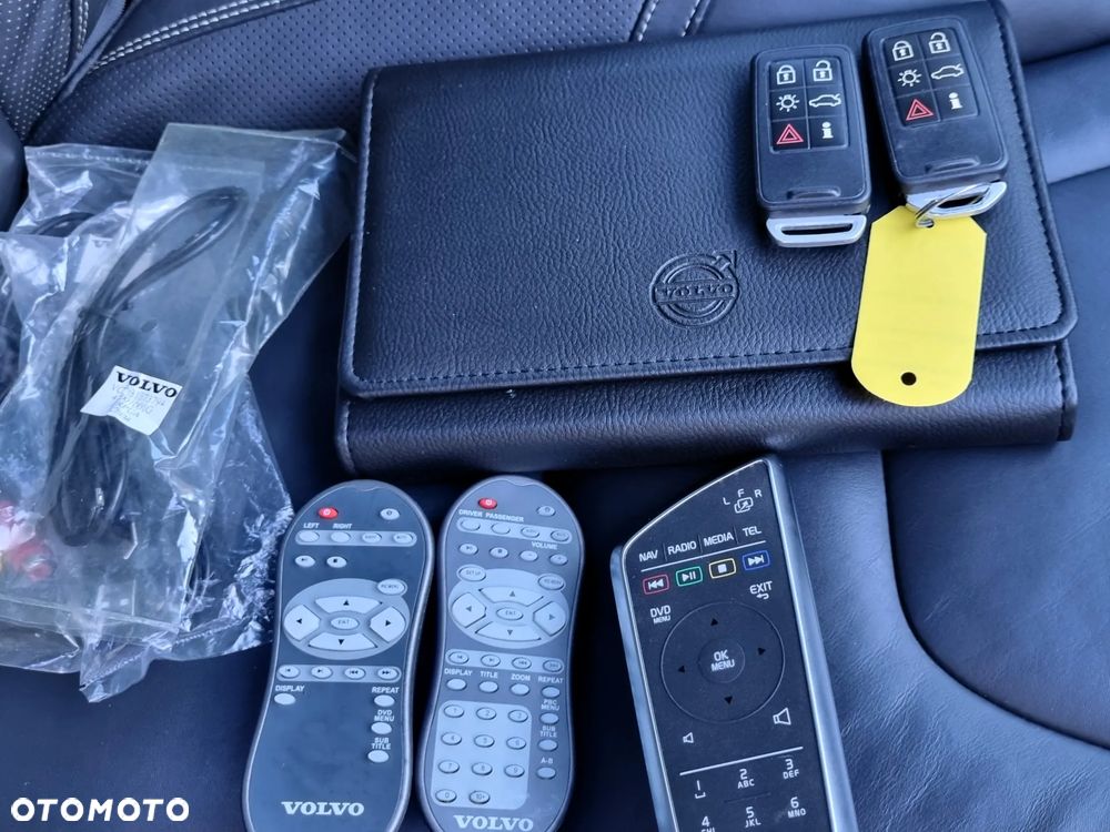 Volvo V60 D6 AWD Plug-in Hybrid R-Design Summum - 38