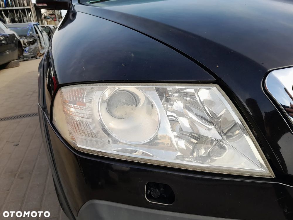 SKODA OCTAVIA II LAMPA REFLEKTOR PRAWA PRZEDNIA PRAWY PRZÓD XENON EUROPA - 1