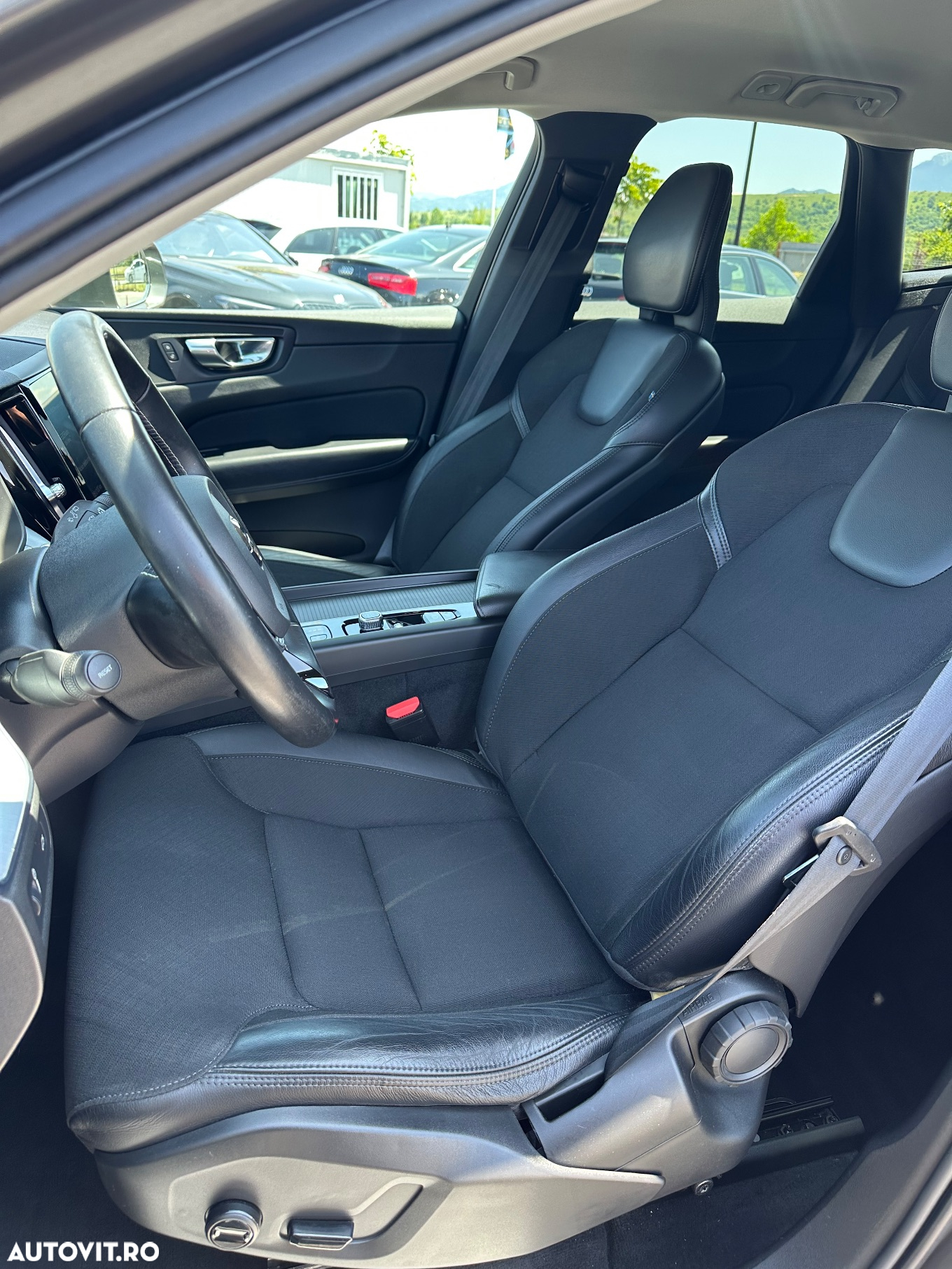 Volvo XC 60 B4 MHEV AT8 AWD Momentum - 22