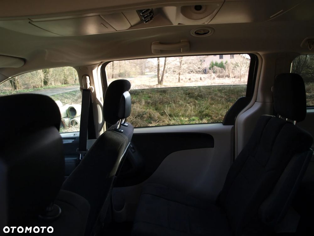 Chrysler Town & Country - 35