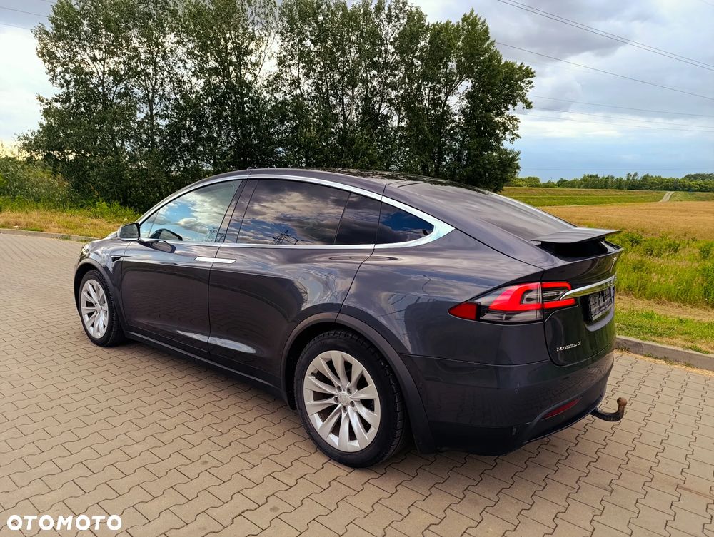 Tesla Model X - 14