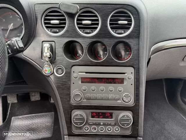 Alfa Romeo 159 Sportwagon 2.0 JTDm Distinctive - 23