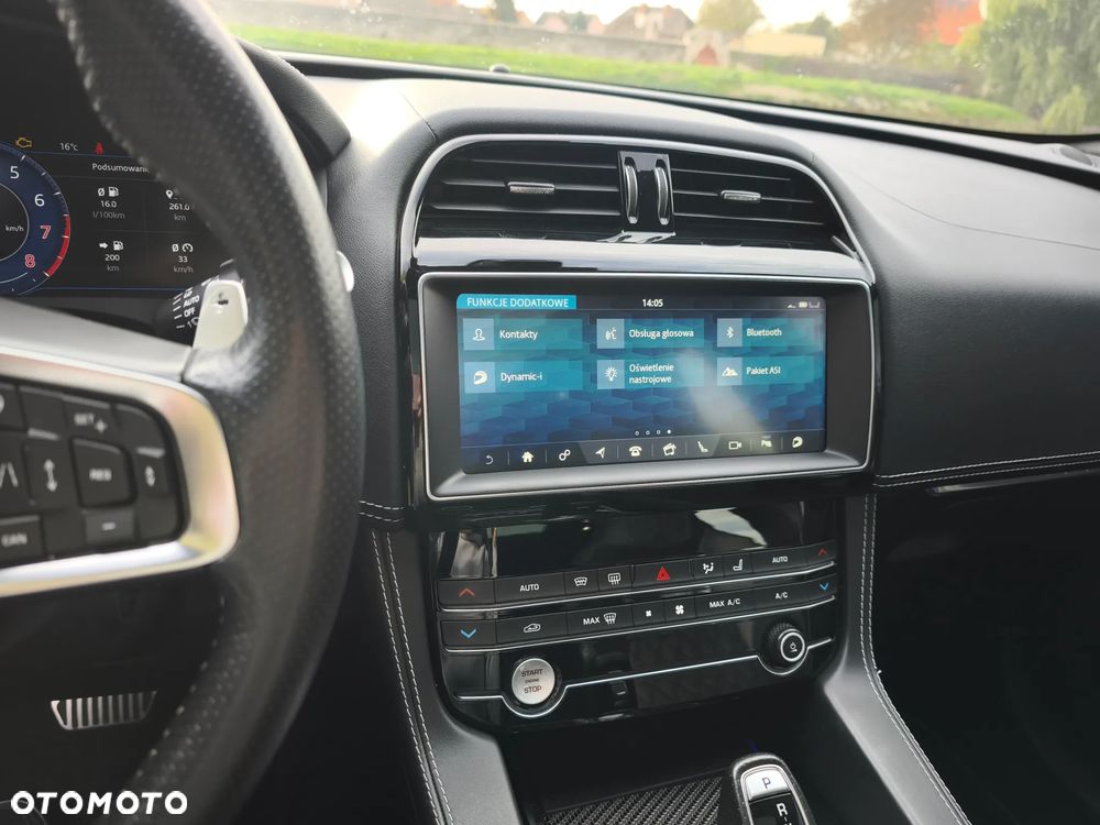 Jaguar F-Pace AWD SVR - 13