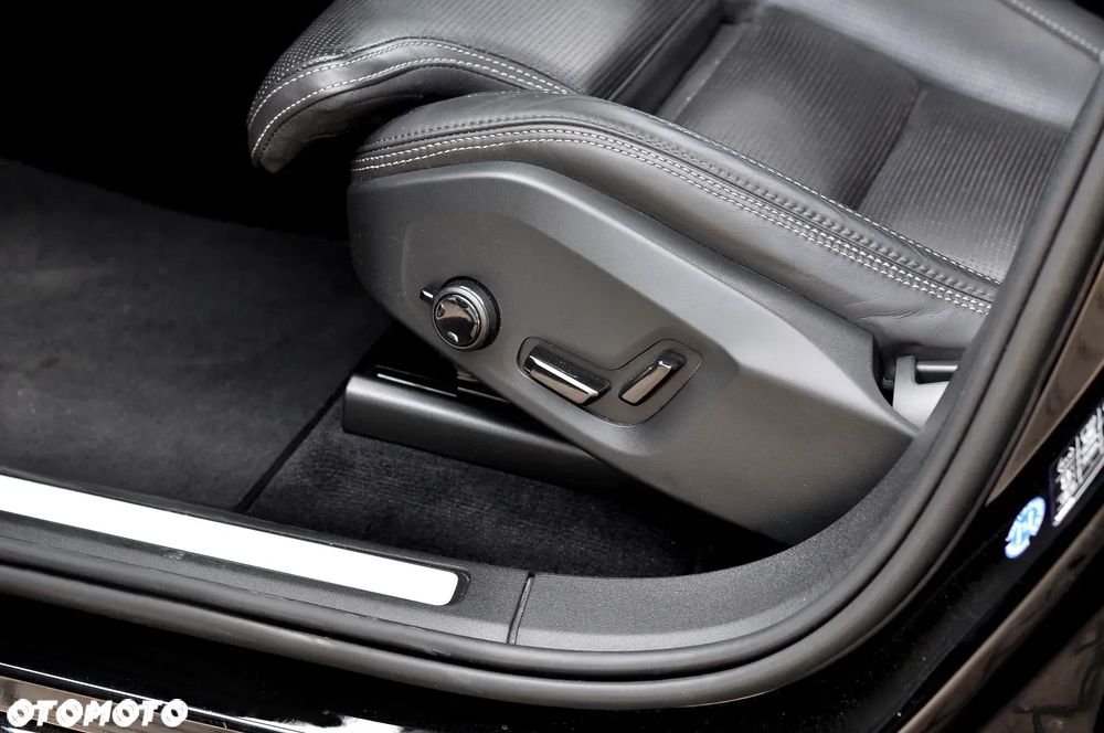 Volvo XC 60 B5 D AWD Ultimate Dark - 24