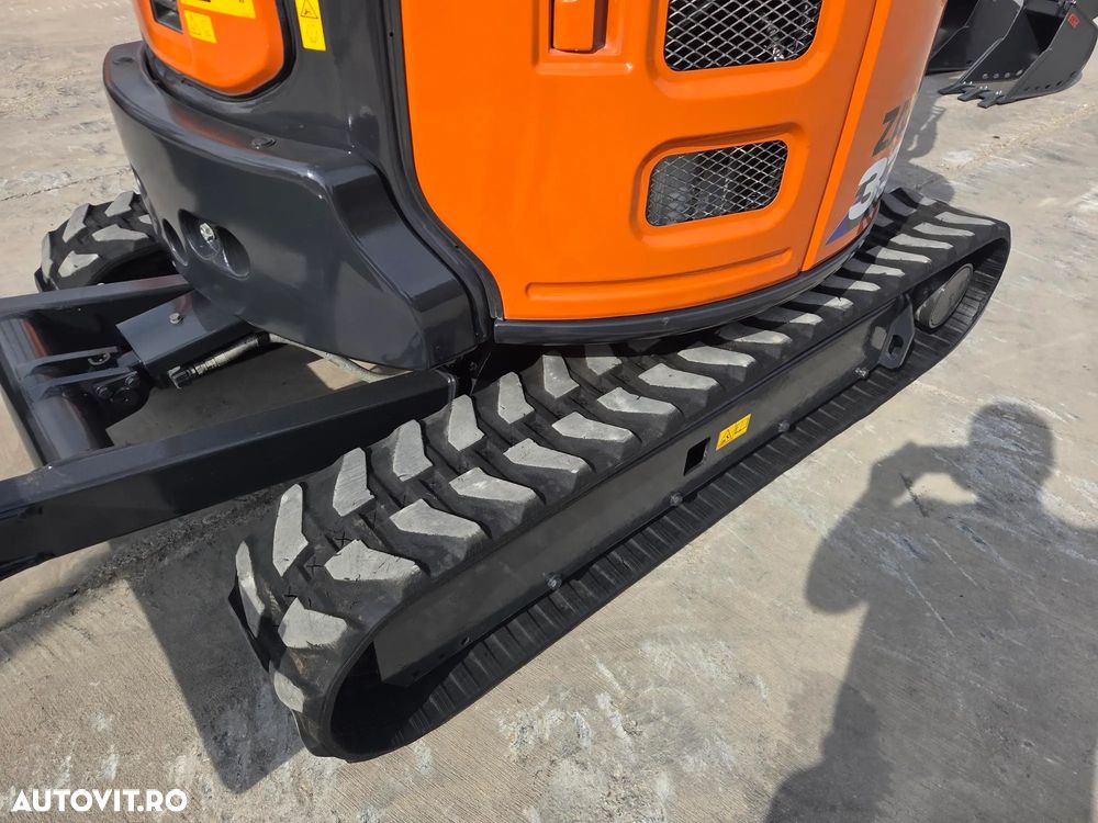 Hitachi ZX33U-6, 3,7 tone, 2023, 1.336 ore, CUPLA RAPIDA+CUPE INGUSTA si LATA NOI+CUPA TALUZ INCLIINABILA NOUA, inst picon, inst rotire atasamente pe brate, latime 1,55m, ad sapare 3,8m, ridica 2,7t, aer cond, leasing 4 ani, CA NOU-PROMOTIE 38.900 Eur+Tva - 19