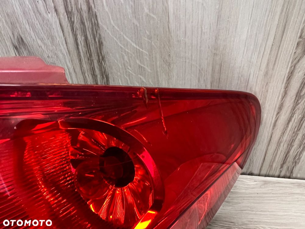 LAMPA TYLNA PRAWA PEUGEOT 207 HB - 3