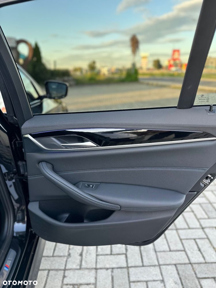 BMW Seria 5 530d xDrive Touring - 24