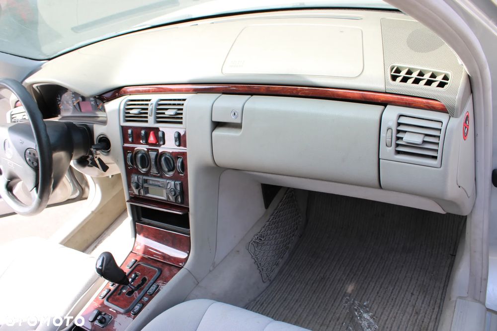 Mercedes W210 Sedan  Maska 744 Drzwi - 14