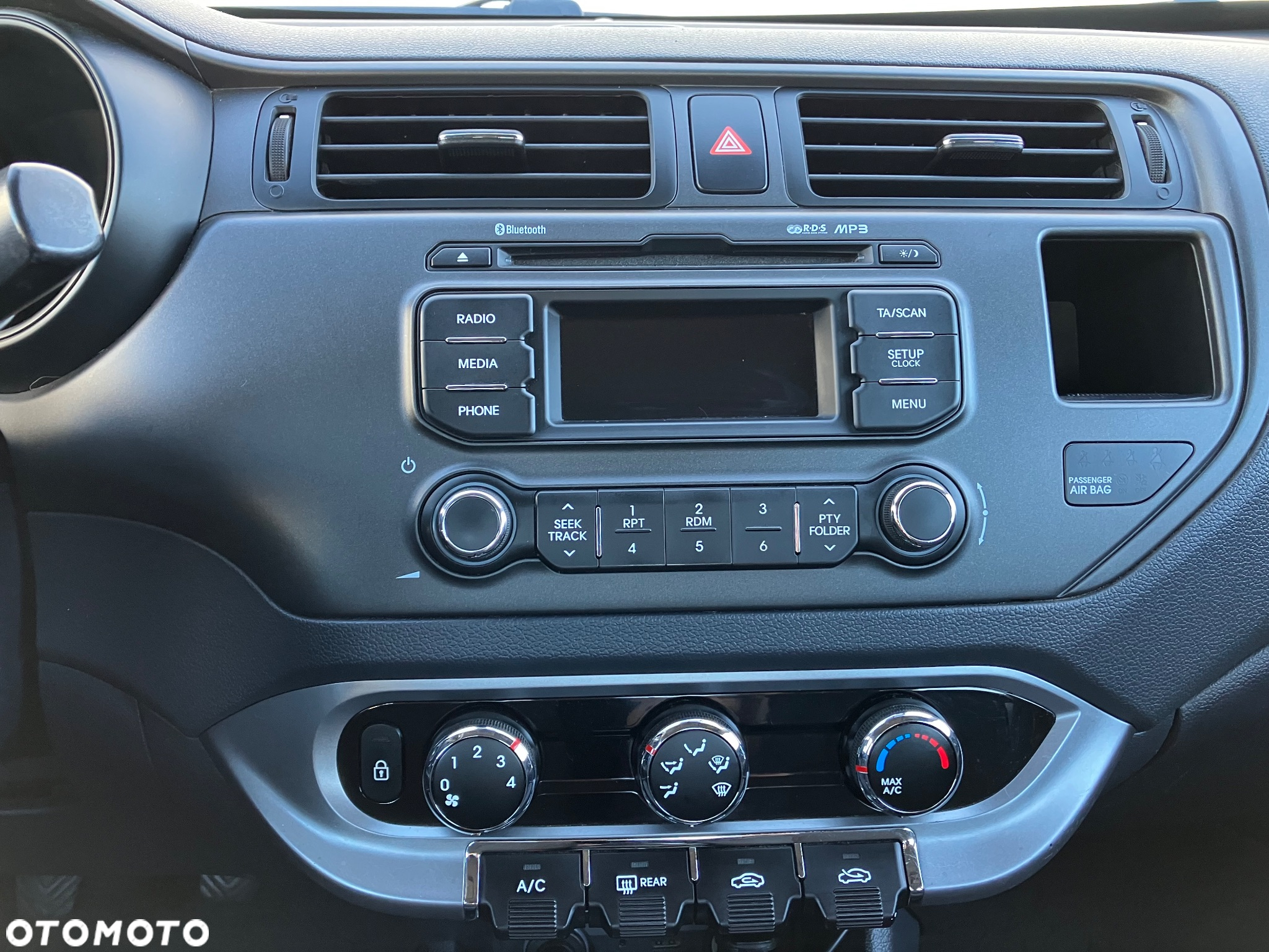 Kia Rio 1.4 M - 10