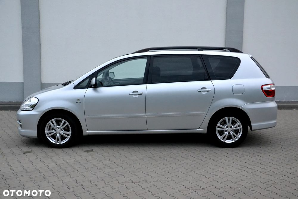 Toyota Avensis Verso 2.0 - 10