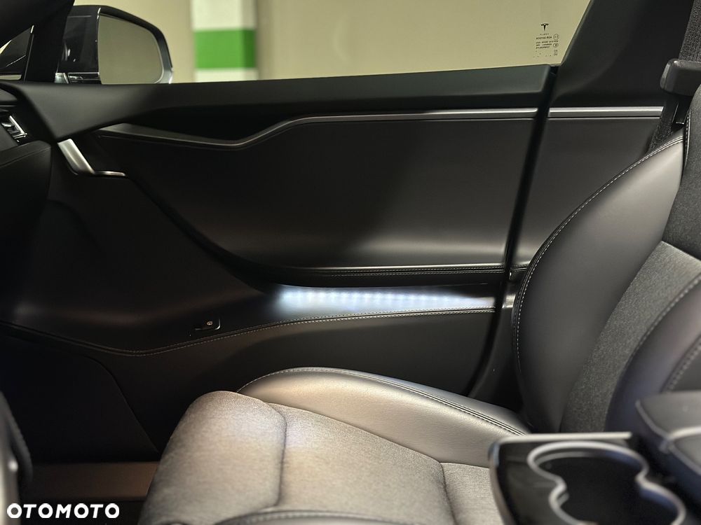 Tesla Model S - 32