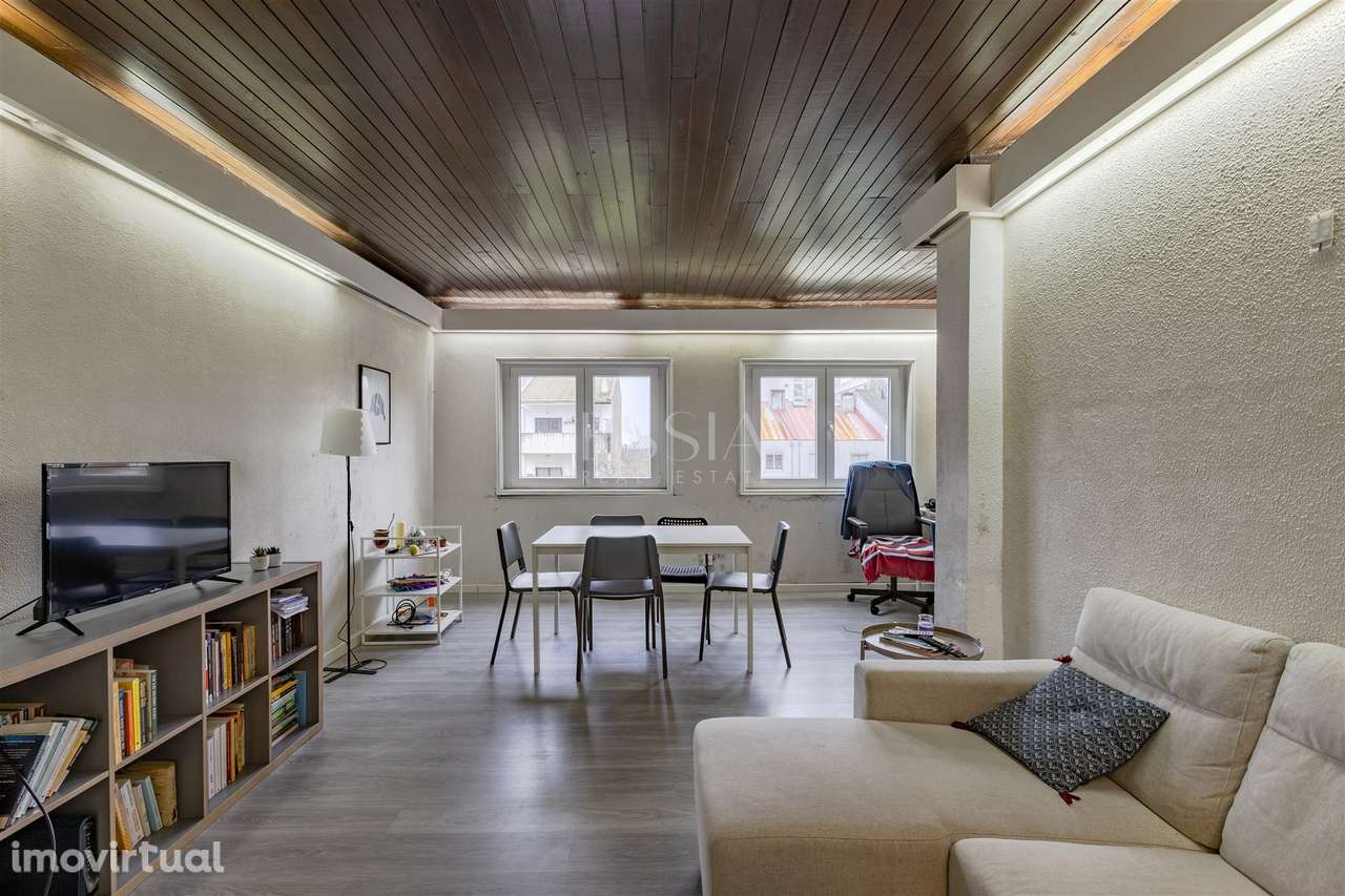 Apartamento T4 nas Antas, junto à Av. Fernão de Magalhães - Grande imagem: 2/21