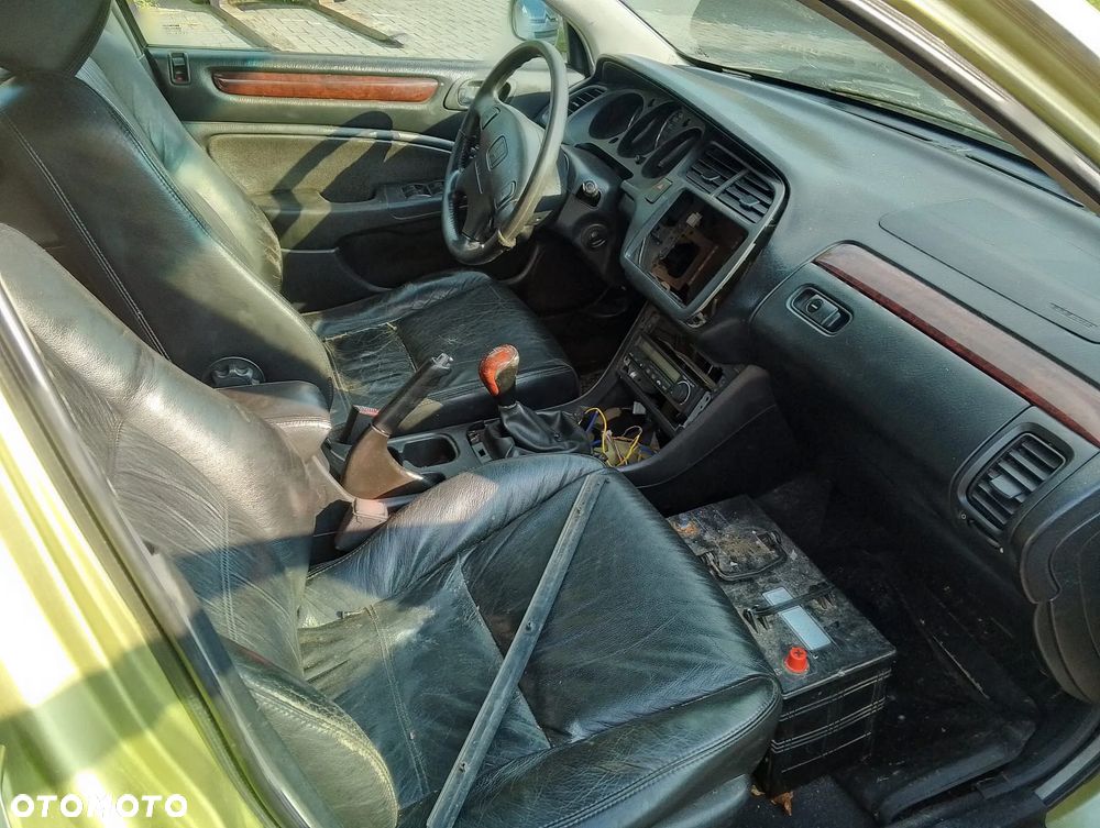 Honda Accord VI (97-00r.) 1.8 B 136KM. Silnik F18B2 Skrzynia.Cały na części. GWARANCJA !!!  Przód Tył Zestaw Komplet Drzwi Klapa Zderzak Błotnik Maska Grill Atrapa Szyba Pas Lampa Lusterko Boczki Fotel Kanapa Kokpit Deska Rozdzielcza Przełącznik Włącznik Sterownik Przewody Wiązka Instalacja Moduł Komputer Czujnik Listwa Pompa Alternator Wtryski Głowica Rozrusznik Kompresor Sprzęgło Dwumas Silnik Skrzynia ABS Klimatyzacji Paliwa Wspomagania Kolektor Turbina Przepustnica Zawór Chłodnica Koło Hak Belka Sanki Zawieszenie Mcpherson Półoś Amortyzator Wydech Tłumik Zacisk Most - 10