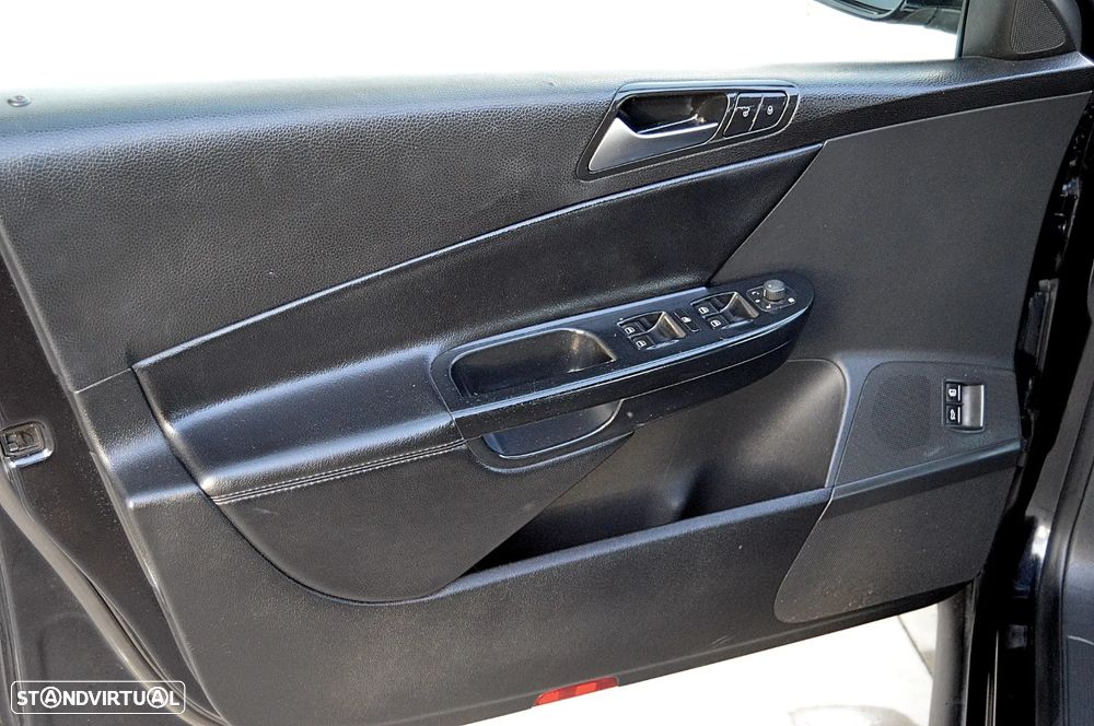 VW Passat 2.0 TDI Trendline BlueMotion - 12