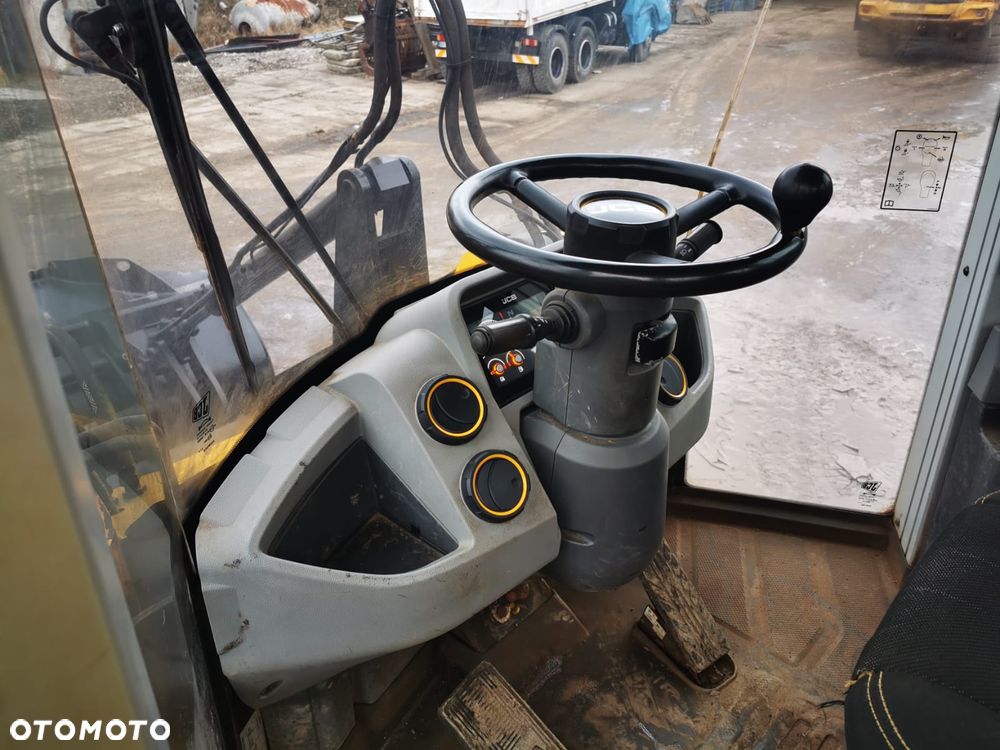 Massey Ferguson 5709 - 17