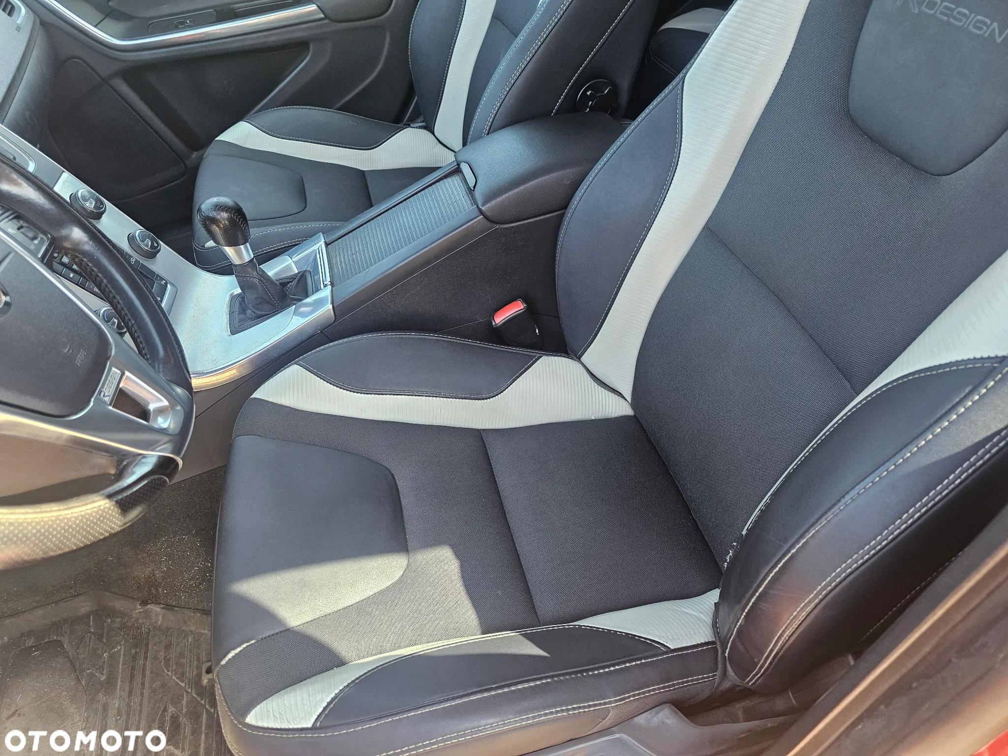 Volvo V60 D2 R-Design - 12