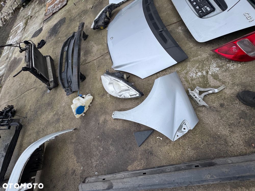 Mercedes a klasa w169 kolor srebrny 761 lampy przód prawa lewa przednie tylnie tył maska błotnik prawy lewy podszybie dysze spryskiwacza osłona plastik na masce wlot maski lampy tył drzwi prawe lewe przednie tylnie pas przedni chłodnice podszybie zderzak przód przedni progi - 10