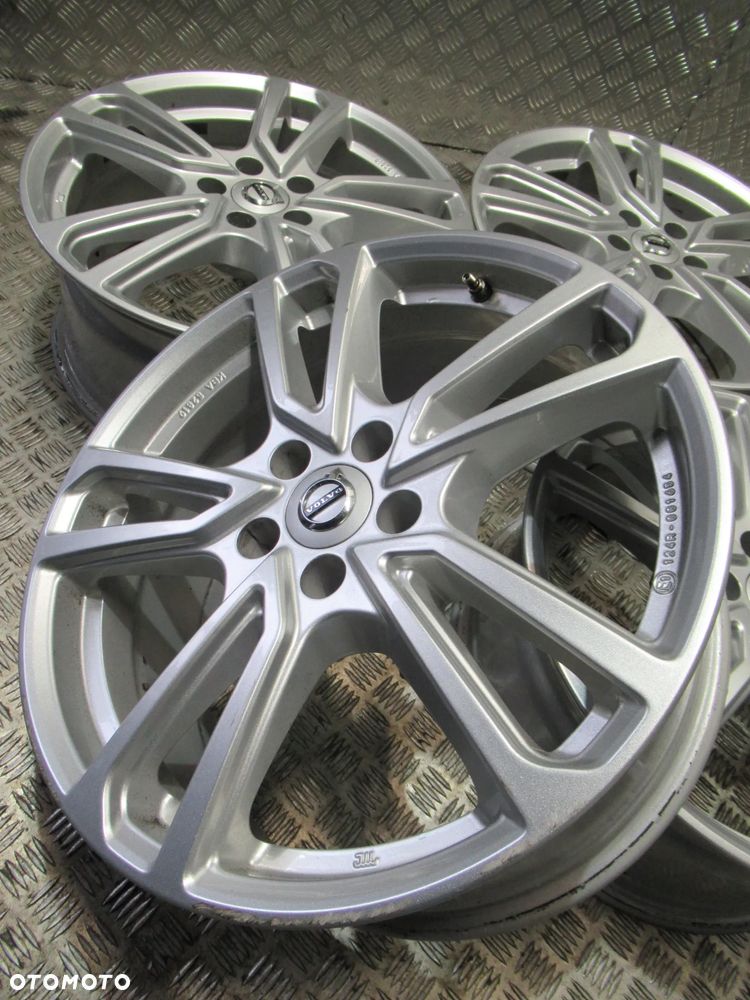 Felgi Volvo S60 S90 V40 V60 V70 V90 XC40 XC60 XC90 8Jx18 et42 5x108 - 8