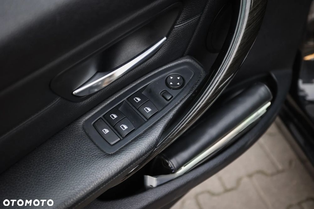 BMW Seria 3 320d Luxury Line - 15