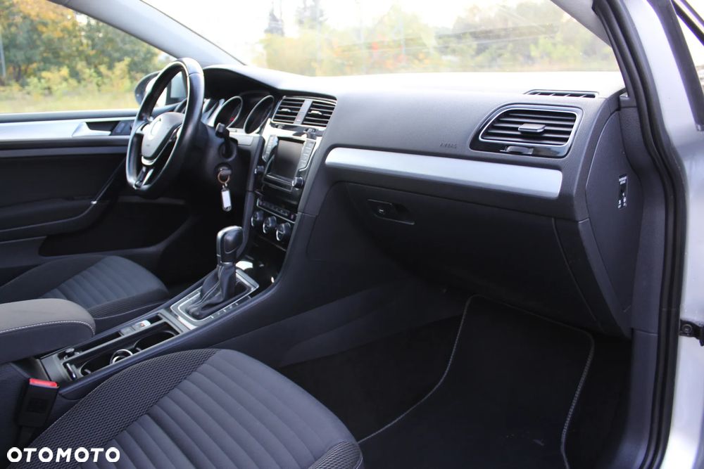 Volkswagen Golf - 23