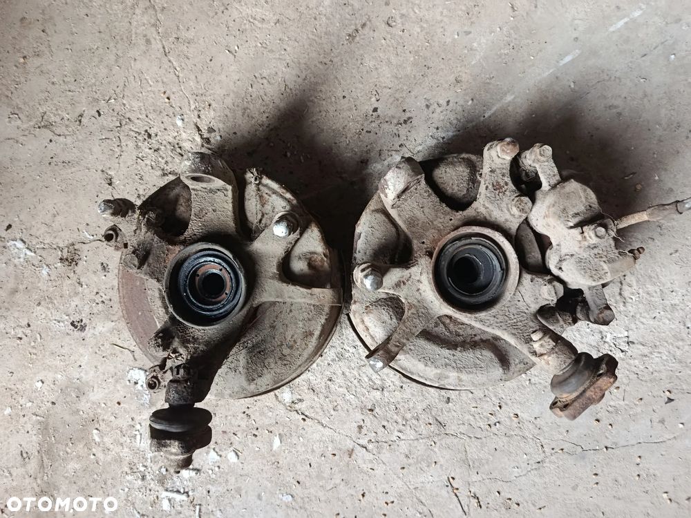 Zwrotnica przód prawa lewa Nissan Terrano 1 - 4