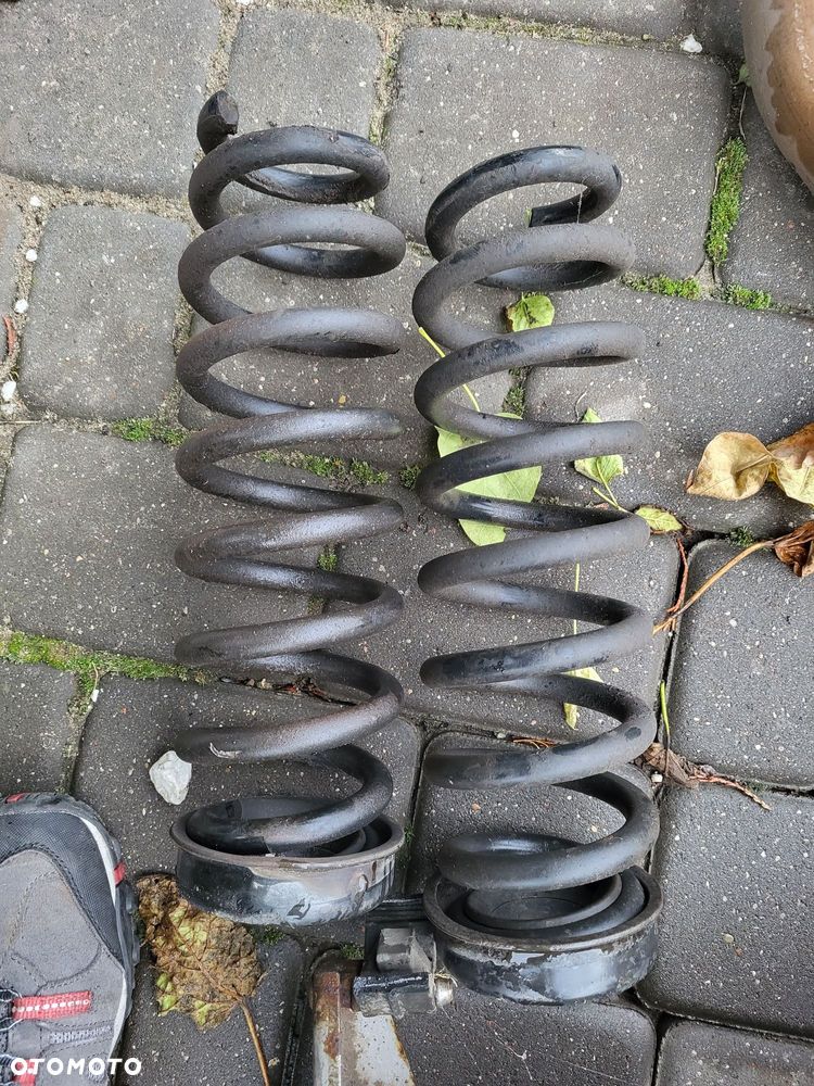 Sprężyny tylne bmw 1 e87 2010r komplet
