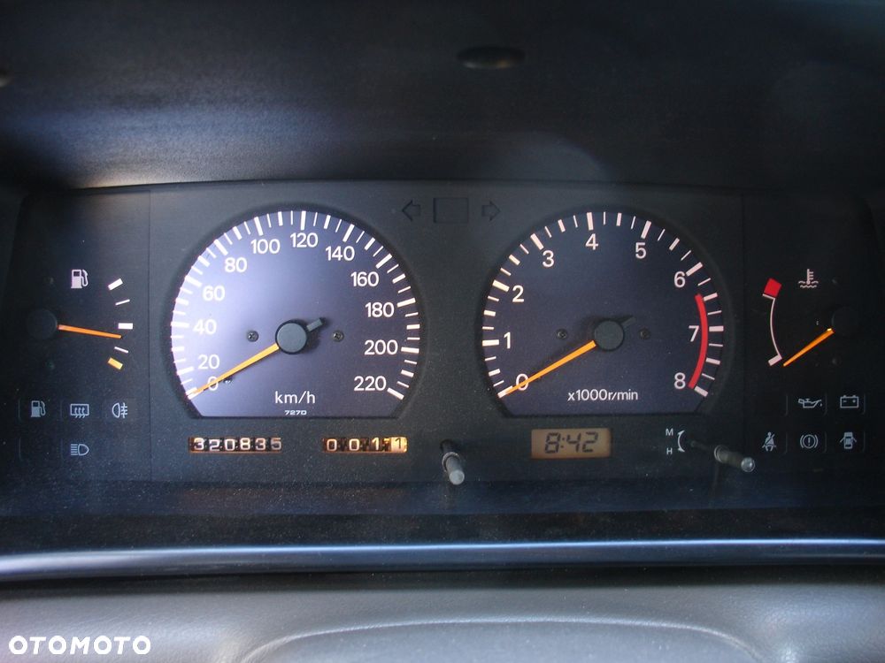 Nissan Prairie 2.0 SLX 5os - 8