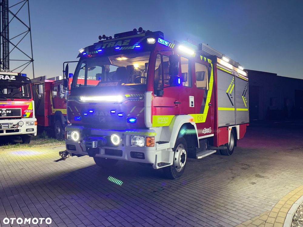 MAN Straż pożarna pojazd pożarniczy wóz strażacki MAN L80 GBA średni terenowy- uterenowiony 4x4 CNBOP 3000l wody wyciągarka mechaniczna reduktor blokady przedniego i tylnego mostu, maszt oświetleniowy - 1