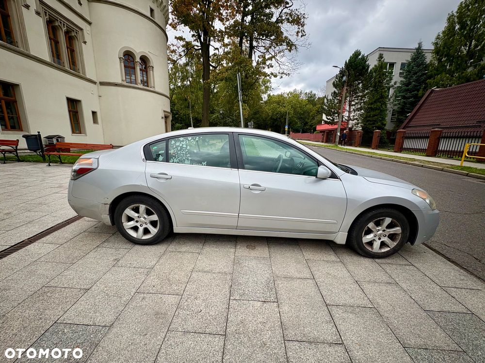 Nissan Altima - 2