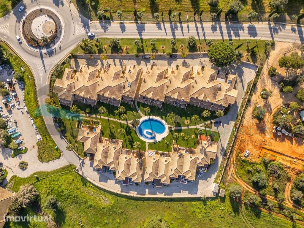 Moradia geminada V2+2, em condomínio com piscina, em Vilamoura. - Grande imagem: 5/44