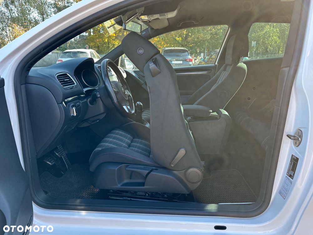 Volkswagen Golf VI 2.0 TSI GTI - 32