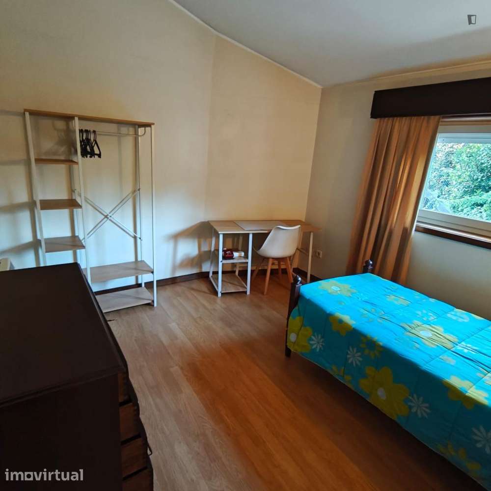 Quarto - localizado em Santa Marinha Porto - Grande imagem: 2/9