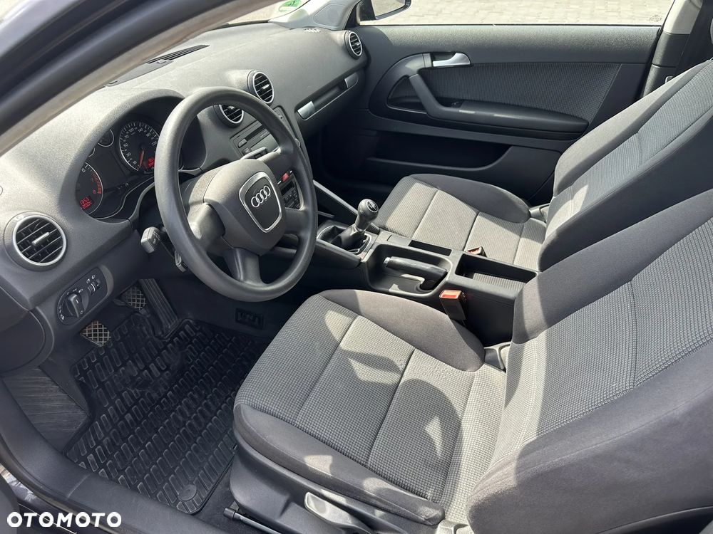 Audi A3 3-drzwiowe 1.6 Attraction - 10