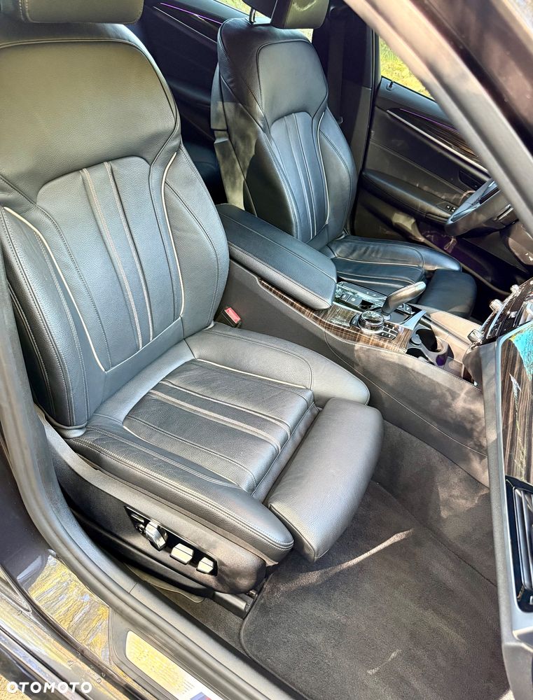 BMW Seria 5 M550i xDrive - 31