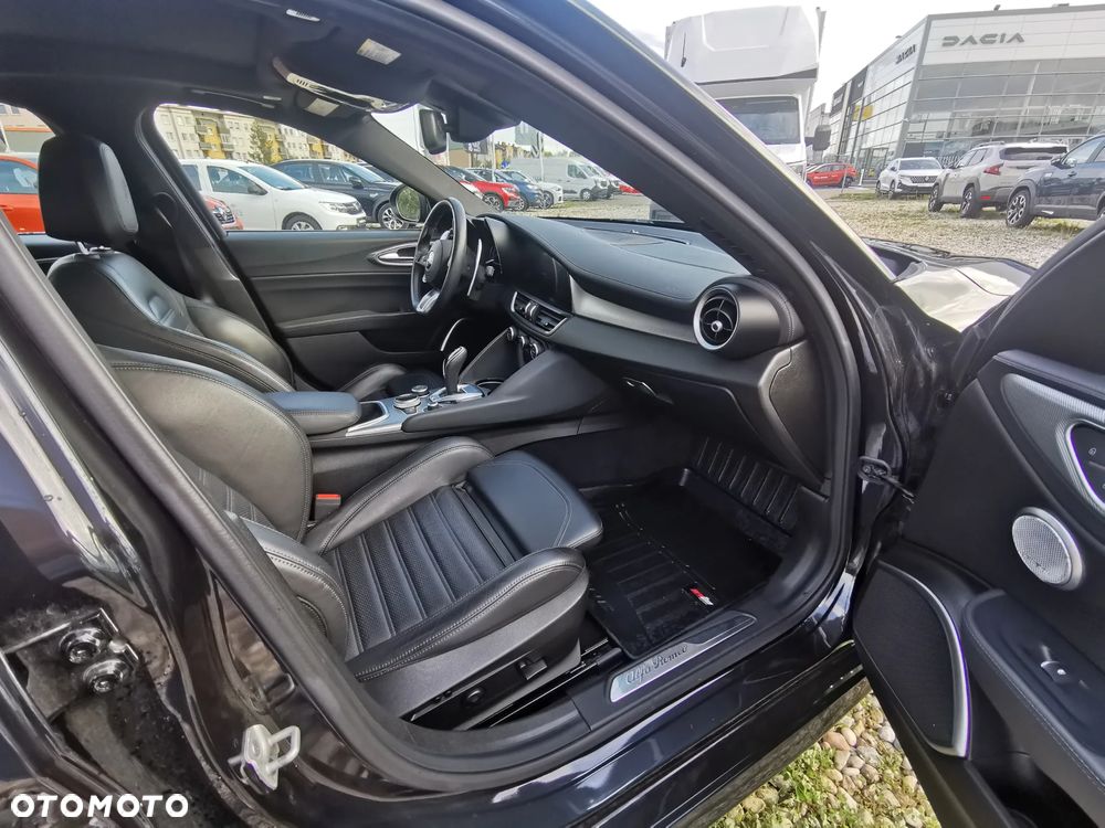 Alfa Romeo Giulia 2.0 Turbo 16V AT8-Q4 Veloce - 12