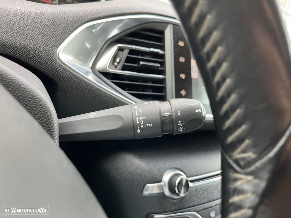 Peugeot 308 SW 1.2 PureTech Allure - 24