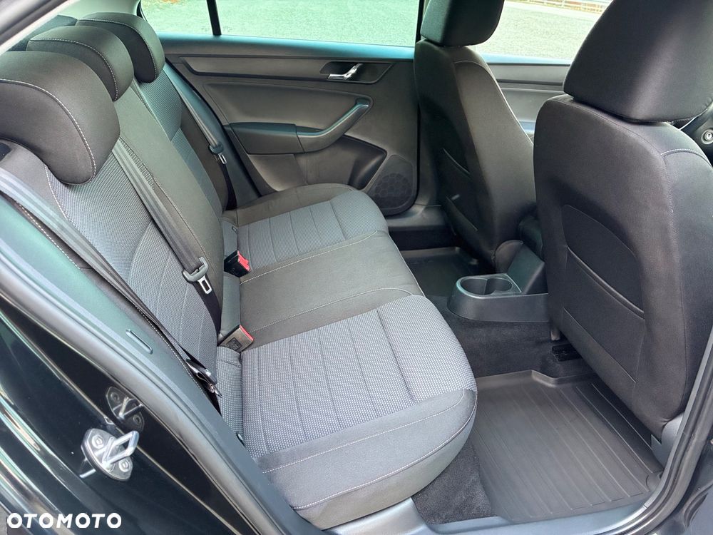 Skoda RAPID 1.6 TDI Ambition Green tec - 16