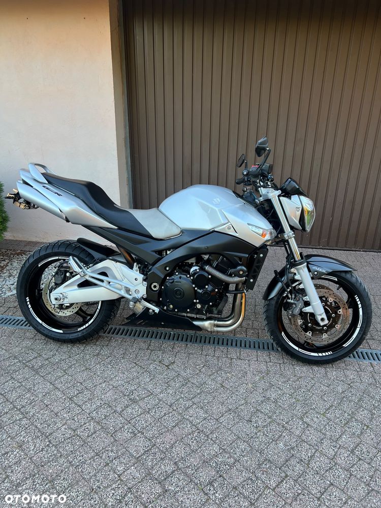 Suzuki GSR - 2