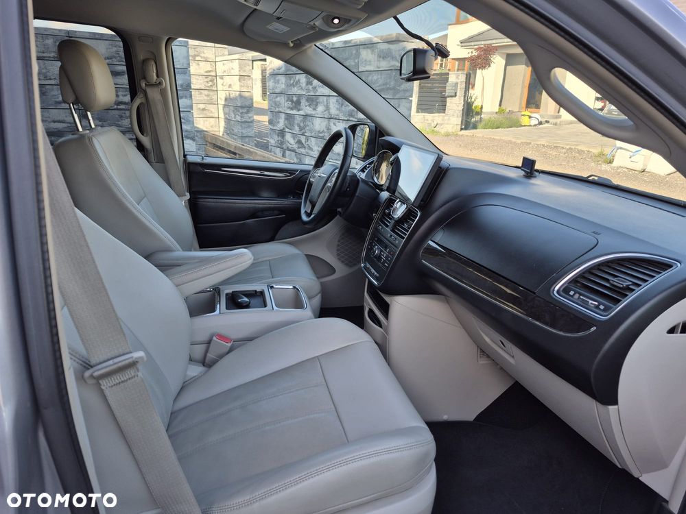 Chrysler Town & Country 3.6 Touring - 17