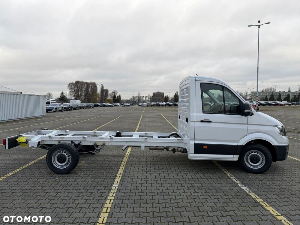 Volkswagen Crafter Crafter 35 Podwozie z pojedynczą kabiną silnik: 2,0 l EURO VI SCR 163 KM / skrzynia biegów: Przedni napęd automatyczna 8-biegowa rozstaw osi: 4490 mm - 4