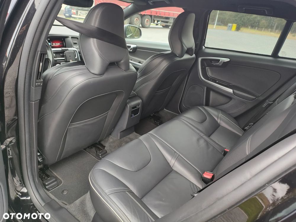 Volvo V60 D3 R-Design - 16