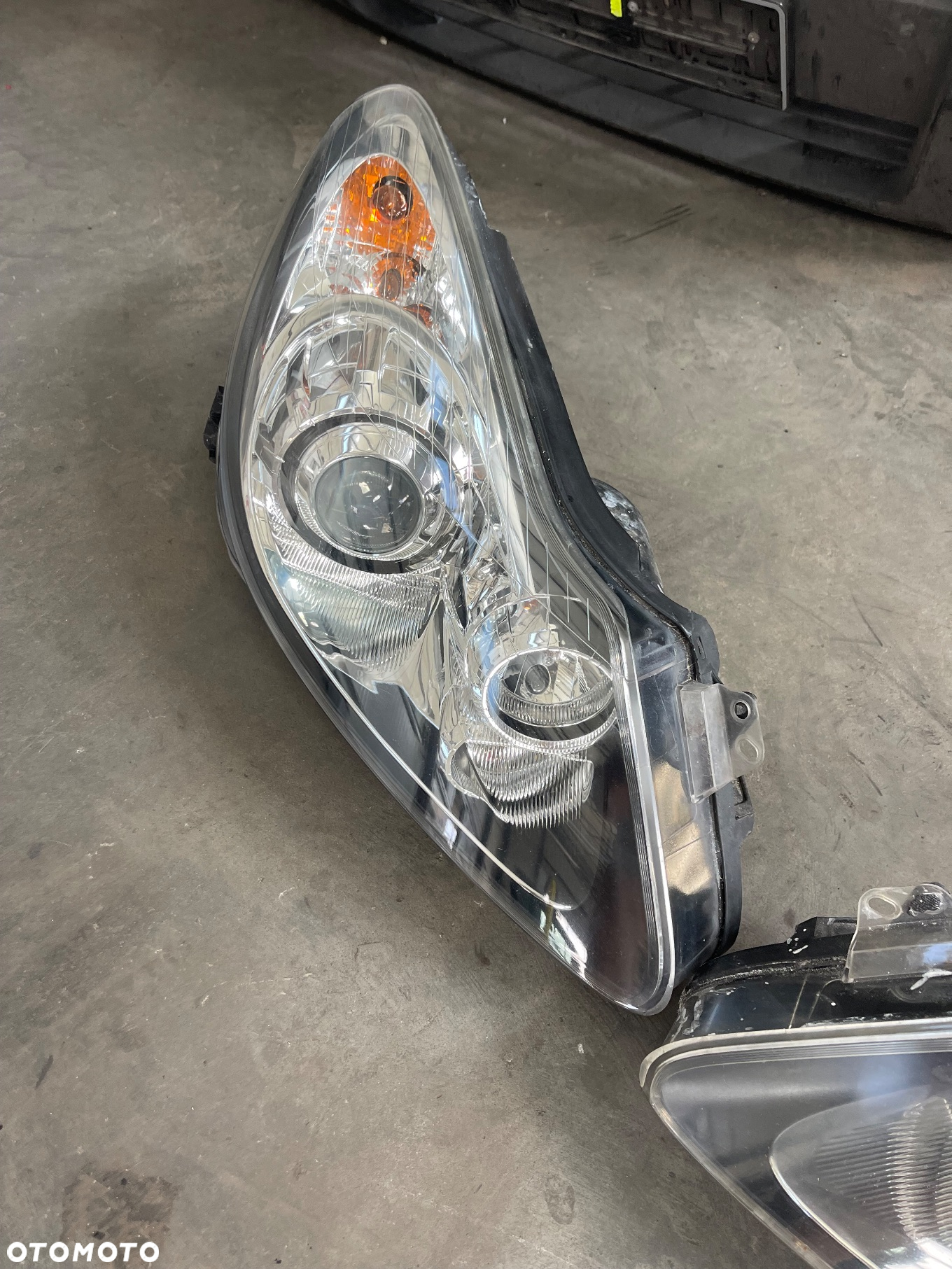 OPEL CORSA D LAMPA PRAWA SOCZEWKA 93189366 - 2