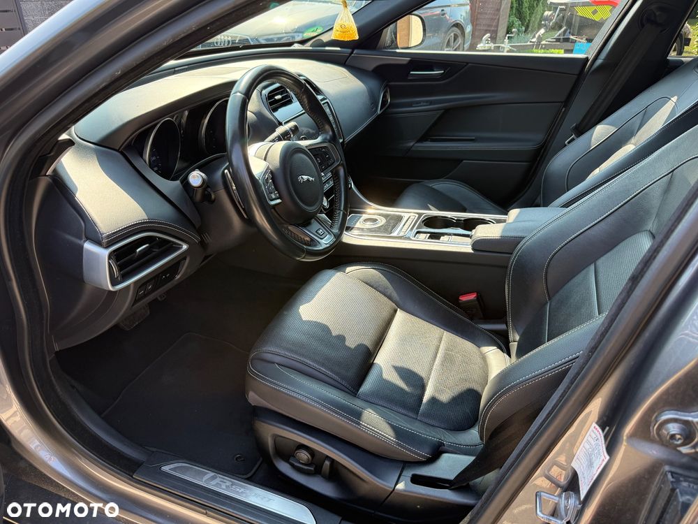 Jaguar XE 20d AWD R-Sport - 20