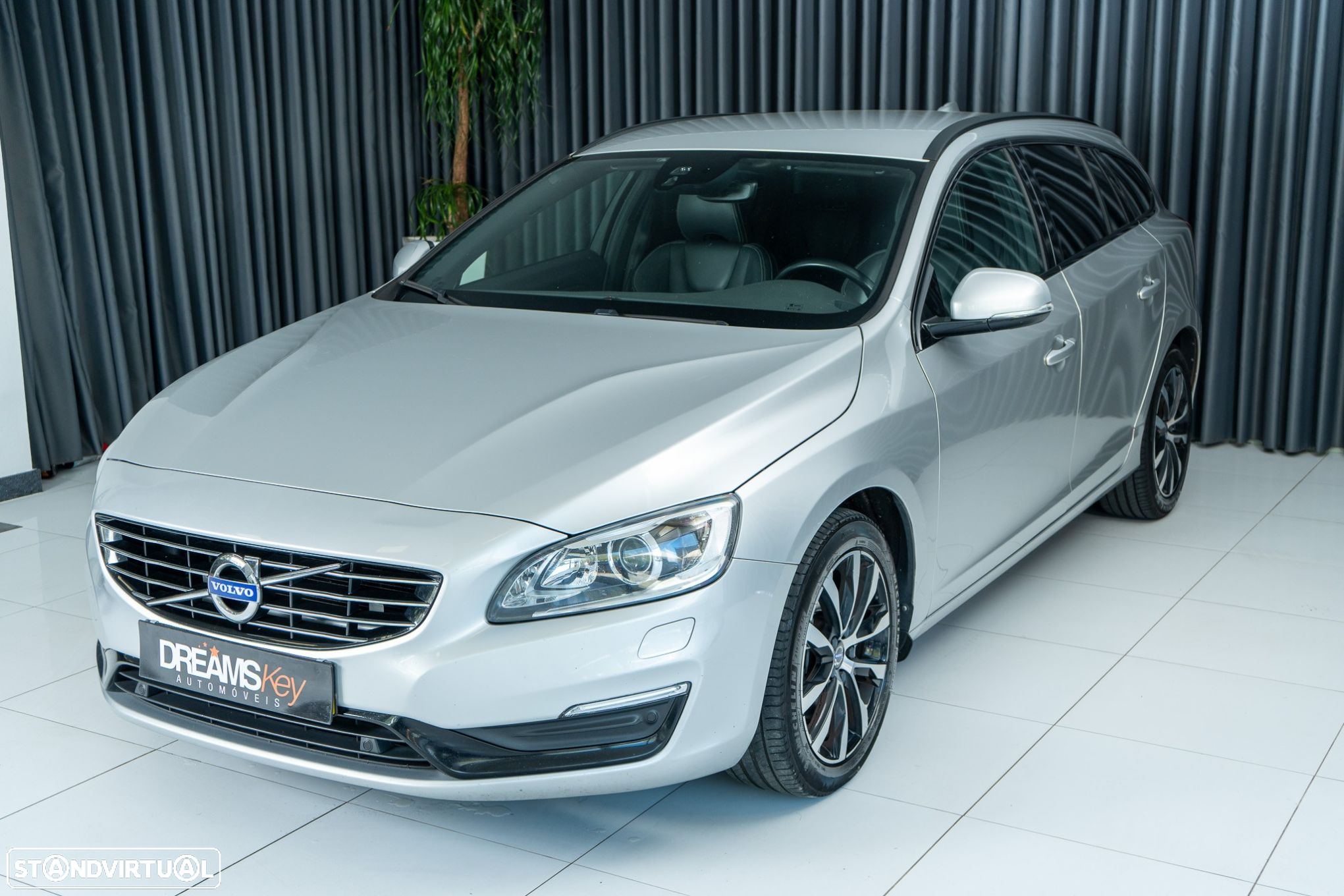 Volvo V60 2.0 D3 Momentum Geartronic - 13