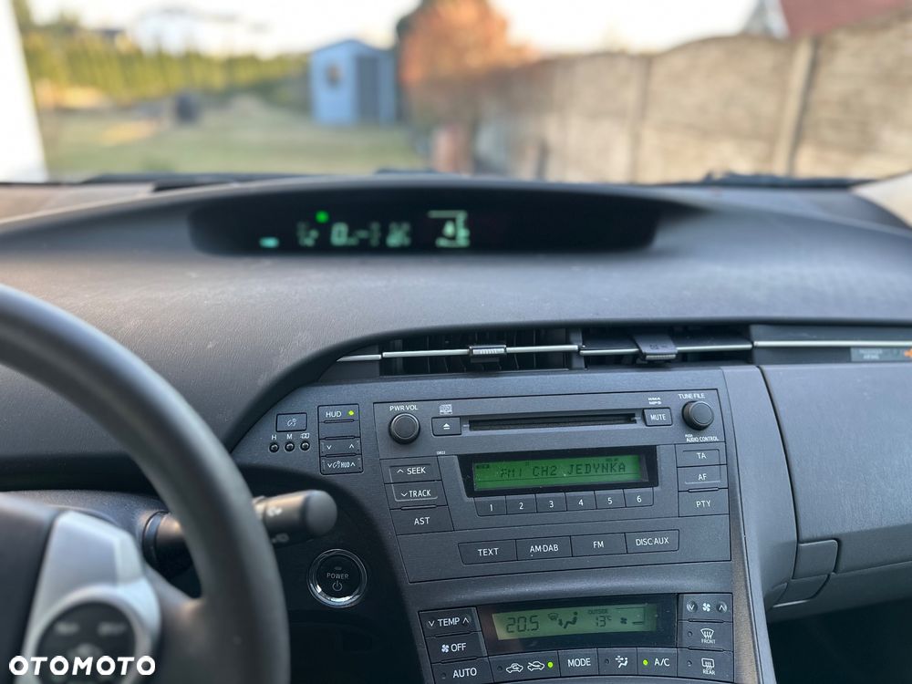 Toyota Prius (Hybrid) Life - 11