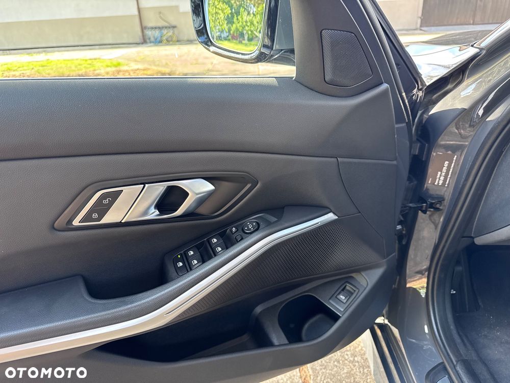 BMW Seria 3 320d xDrive Luxury Line sport - 24