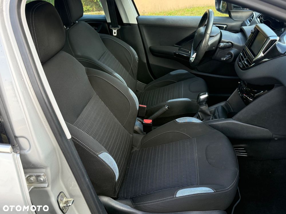 Peugeot 208 - 18
