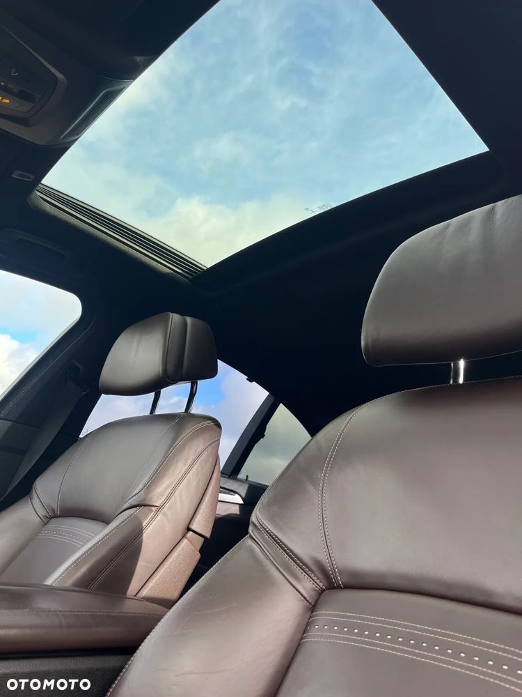 BMW Seria 5 550i xDrive - 29