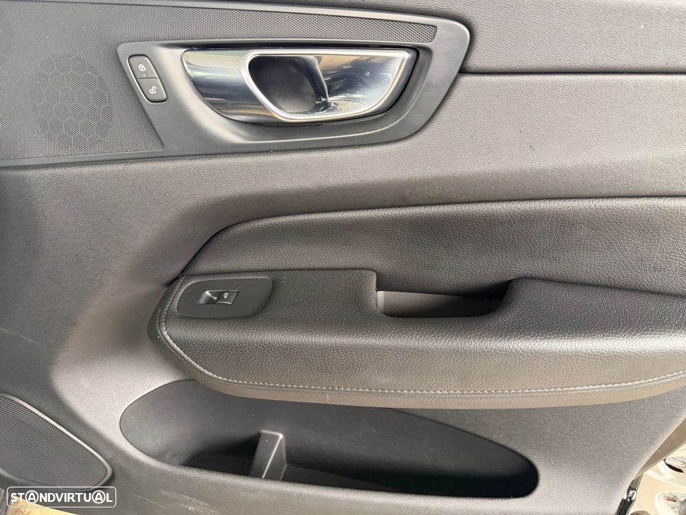 Volvo XC 60 2.0 D4 Momentum Plus Geartronic - 22