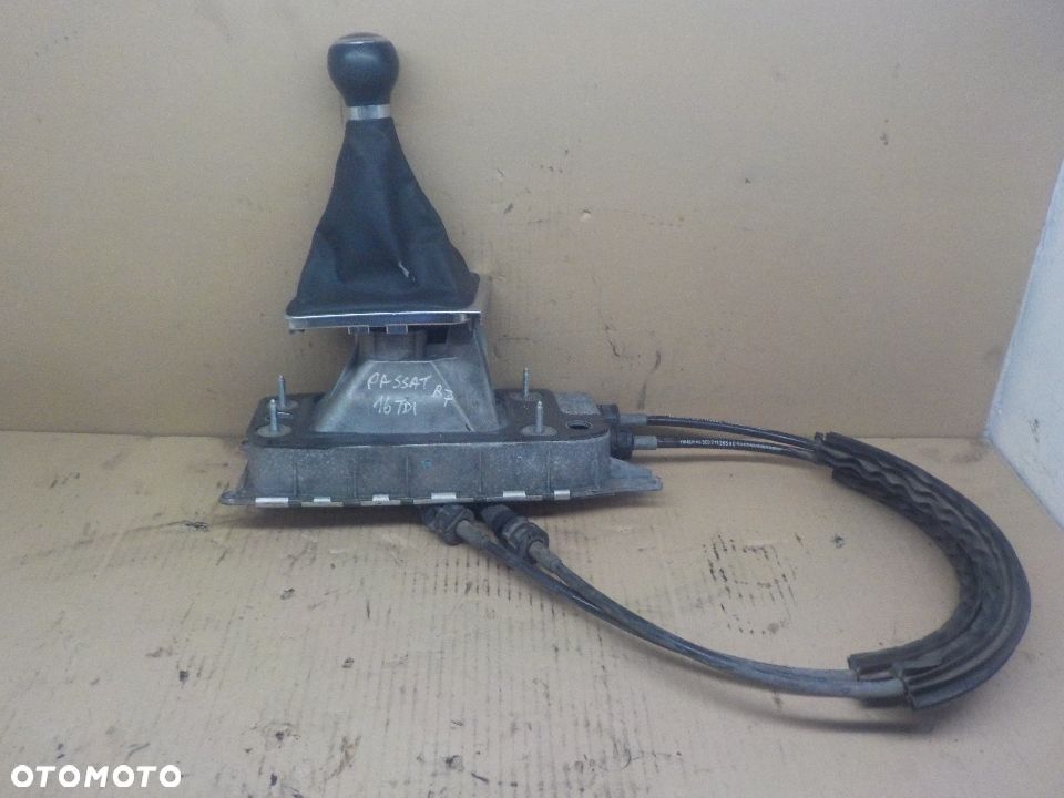 VW PASSAT B7 LEWAREK ZMIANY BIEGÓW 3C0711049AE